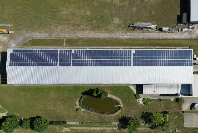 Fotovoltické panely s výkonom 100 kW zabezpečujú udržateľnú výrobu.